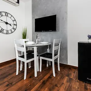 Deluxe A&a Apartment
