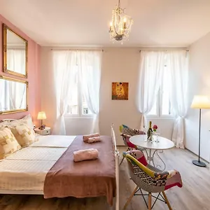 Old Romantic 3 Apartment Pula